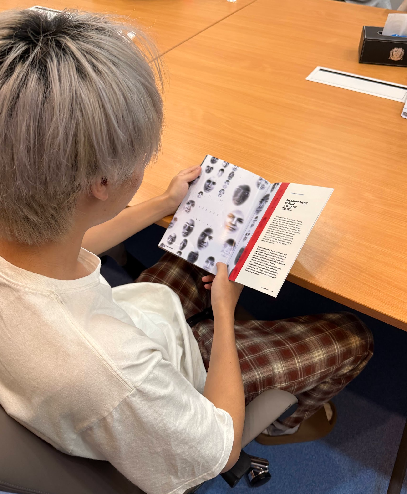 Second viewer reading the Flawless Persona booklet